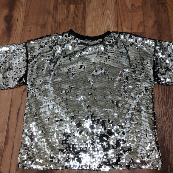 NWOT Forever21 Sequin Silver Black Top size M - Picture 3 of 5
